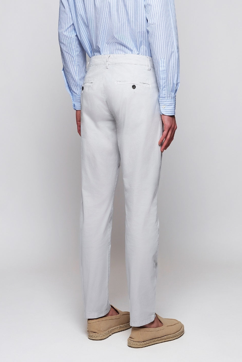 Pantalón Chino Popelin Hielo (118406_2.jpg)