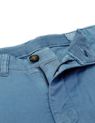 Pantalón Chino Popelin Azul Medio (118409_4.jpg)