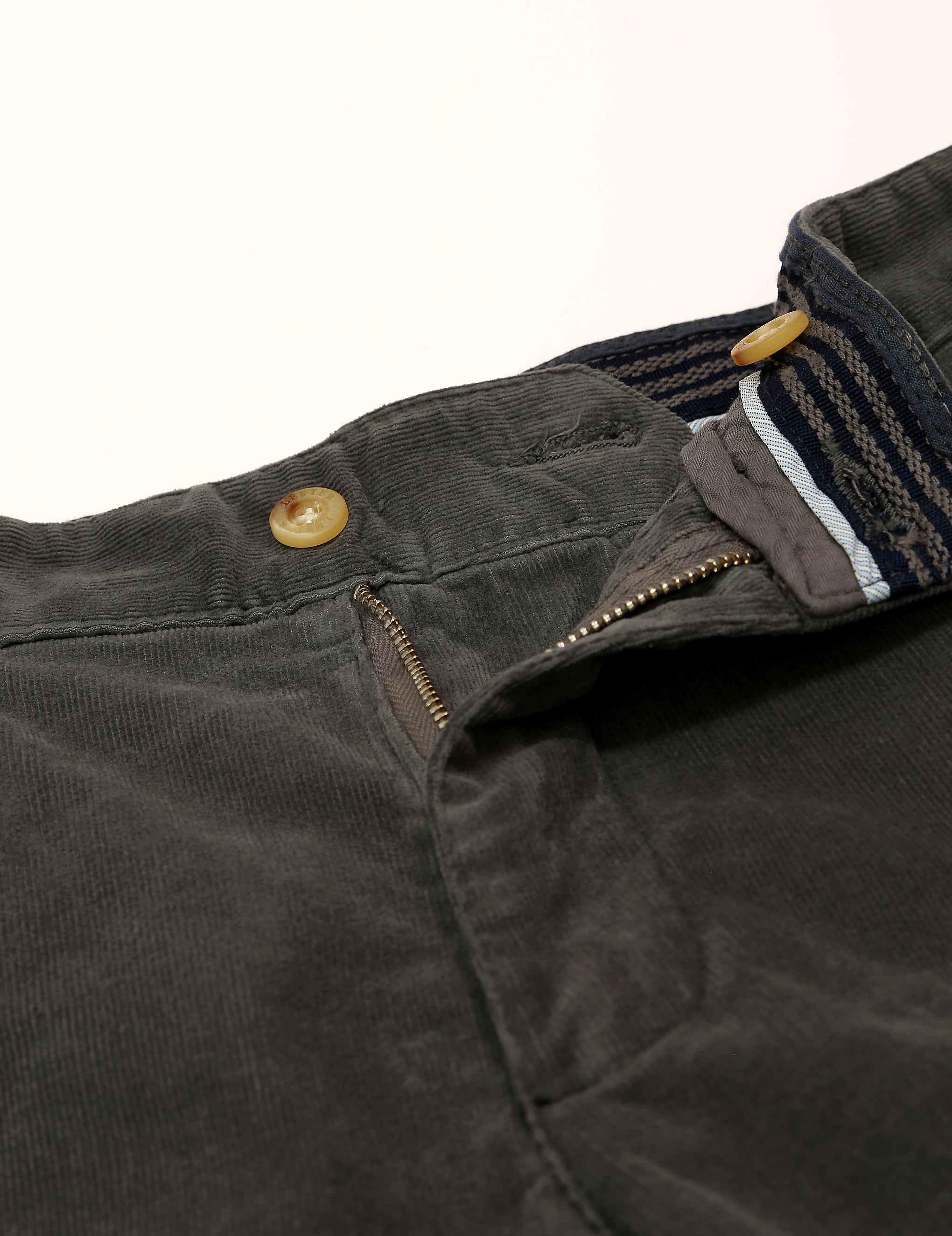 Pantalón chino micropana Gris
