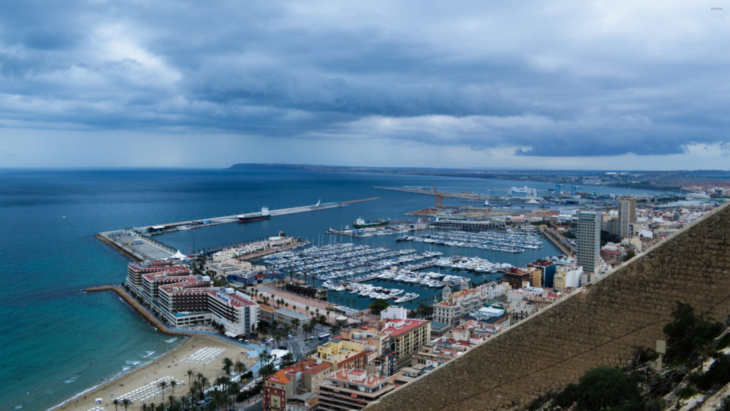 Escapada en Semana Santa:  Los Básicos que debes incluir en tu maleta. Alicante